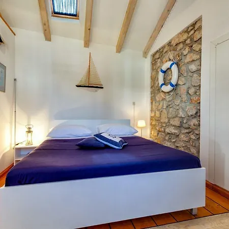 Nautica, Guest house